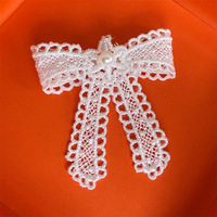 Décorations en dentelle brodée, autocollants lavables en forme de fleurs de perles, adaptés aux étiquettes de vêtements, sacs et autres accessoires.