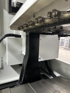 Centro de Perforación y Roscado L550 con Repetibilidad de 0.01mm y Cargador Recto de 6 Herramientas para Piezas de Base de Molde - Product Image 4