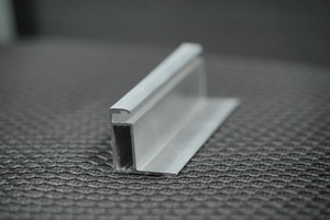 Profilé de rail de montage solaire en aluminium extrudé très demandé pour les systèmes d'installation de panneaux photovoltaïques, disponible à la vente - Product Image 4