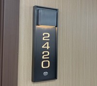Signalétique de porte LED moderne et personnalisée avec numéros en braille pour hôtels, appartements, maisons d'hôtes, suites - Fixation murale durable