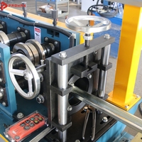 Machine automatique de fabrication de profilés en C pour ossatures de cloisons sèches et solutions d'équipement de production de murs en acier