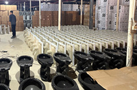 WC en céramique, piège en S, cuvette allongée à double chasse d'eau, deux pièces pour la salle de bain de l'hôtel.