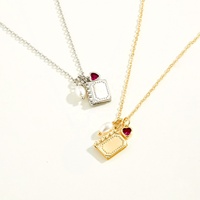 Collier FUAMAY avec pendentif livre, plaqué or 18 carats, cuivre et laiton, avec perle et zircon rouge, idéal pour les amateurs de livres et les cadeaux de demoiselles d'honneur