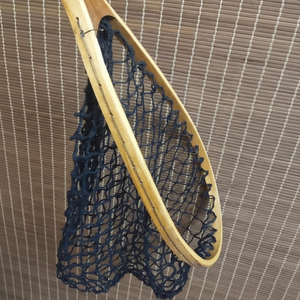 Pas cher Prix En Bois Pêche À La Mouche Truite Épuisette Avec Naylon Et Filet À Mailles Et Long Crochet Élastique De Suspension - Product Image 1