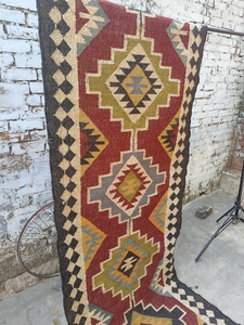 Tapis tribal du sud-ouest en laine et jute tissé à la main |   Tapis de couloir géométrique Kilim pour un style de décoration intérieure bohème et rustique - Product Image 6