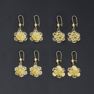 JXX 2024 Novedad: Pendientes de gancho grandes de latón con diseño floral, proveedor de oro, precio al por mayor - Product Image 2