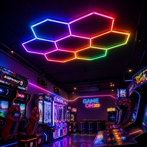 Lampe suspendue hexagonale personnalisable 110V RGB intelligente pour atelier de detailing automobile, <span class=keywords><strong>garage</strong></span>, avec livraison rapide et technologie sans ombre - Product Image 1