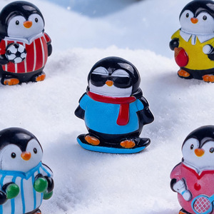 Figurine de pingouin de dessin animé mignonne, ornement de bureau, mini porte-clés, accessoire en résine peinte DIY, breloque en gros, Yiwu - Product Image 3