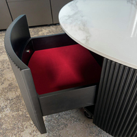 Table basse moderne en pierre frittée avec plateau noir, structure en bois et rangement en acier inoxydable doré, mobilier de salon pour maison et villa