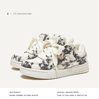 Chaussures décontractées pour hommes 2025 Guangzhou, style basse tige 'Bread' avec haute résistance à l'usure, design 'Small Fragrant' pour la marche des hommes et des femmes