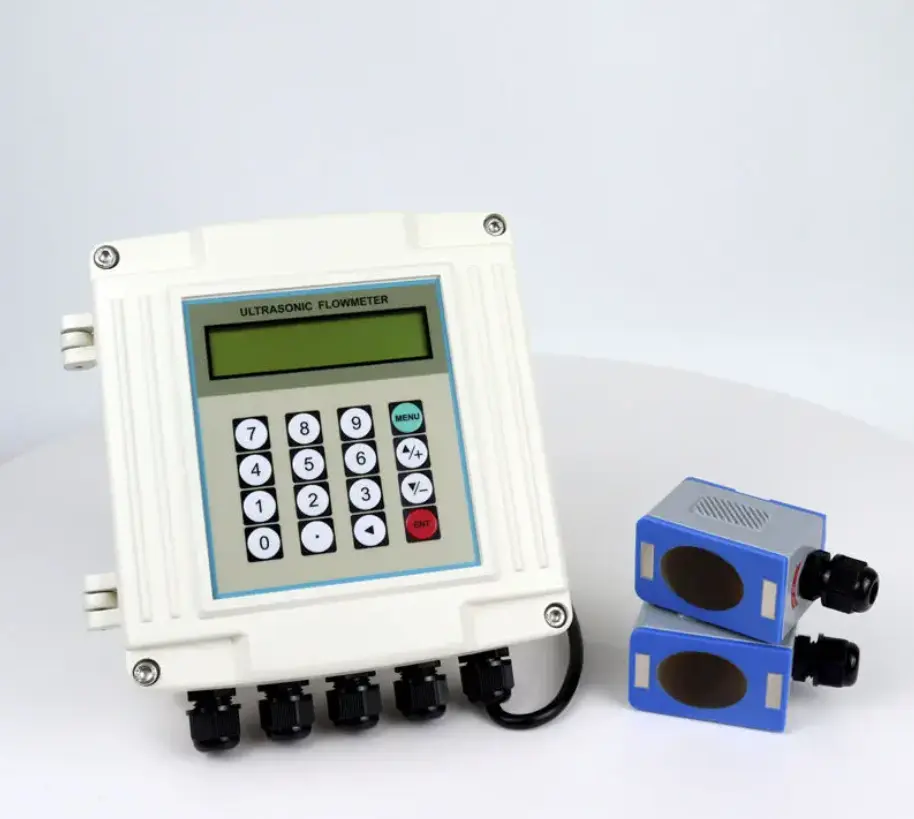 Débitmètre d'eau à ultrasons mural fonctionnant avec différents capteurs pour la mesure de la chaleur avec carte SD en option
