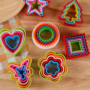 Lot <span class=keywords><strong>de</strong></span> 5 emporte-pièces <span class=keywords><strong>de</strong></span> Noël en plastique emporte-pièces <span class=keywords><strong>de</strong></span> couleur aléatoire pour biscuits et fondant - Product Image 2