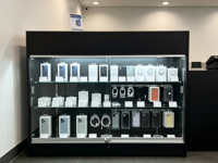 Comptoir de caisse avec écran en verre de 48 pouces, bureau de réception en mélamine avec porte verrouillable et étagère réglable pour utilisation en magasin de détail