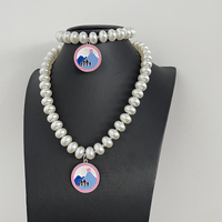 Bracelet-collier Jack & Jill avec lettres grecques et perles, breloque ronde 1938 en émail rose clair et bleu clair, cadeau pour membre de sororité