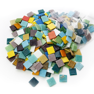 Vente en gros 1000g Carreaux de mosaïque en cristal de couleur mélangée Vitrail brillant Formes assorties en vrac pour le bricolage et la décoration intérieure - Product Image 1