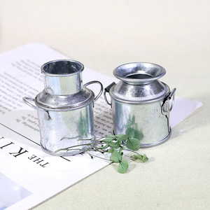 Venta al por mayor de accesorios para casa de muñecas: Miniatura retro de aleación simulada, pequeña olla de hierro para leche y cubo de leche - Product Image 2