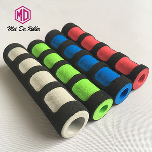 Tube en mousse NBR Mai Da Roller, épaisseur de paroi 5 mm, jaune bleu à pois, pour rails et protections de rails - Product Image 4