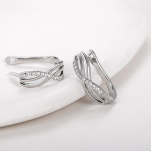 Orecchini a Cerchio Intrecciati Geometrici Minimalisti, Gioielli Eleganti e alla Moda per Donne, Uso Quotidiano, Stile Moderno - Product Image 3