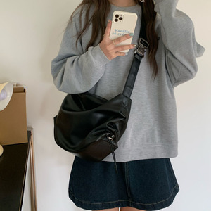 Sac messager pour femme grande capacité noir et marron avec fermeture éclair style normcore minimaliste pour les trajets quotidiens été 2024 - Product Image 1