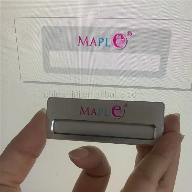 Lencana logam magnetik papan nama kustom Logo logam pelat nama dengan Pin pengaman
