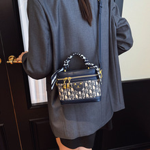 Sac seau pour femme modèle 2026 en PU. Sac à main élégant et luxueux. Fabriqué en matériau PU. - Product Image 4