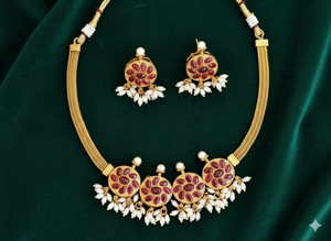 Ensemble de collier fantaisie de style choker haut de gamme, design antique, entièrement serti de pierres avec des glands, finition or mat pour les mariages et les soirées - Product Image 4