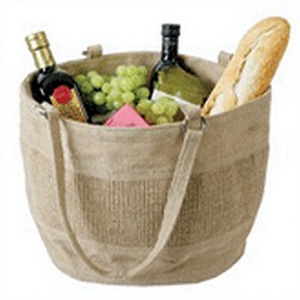 Panier de pique-nique en jute avec bouteilles de vin, raisins et pain, sac réutilisable rustique pour usage extérieur - Product Image 1