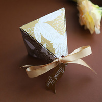 Leere Goldene Schokoladen-Süßigkeiten-Boxen Pyramidenförmige Dreieckige Hochzeits-Gastgeschenk-Box UV-Beschichtung Glitzer-Papierbox Direktverkauf ab Werk