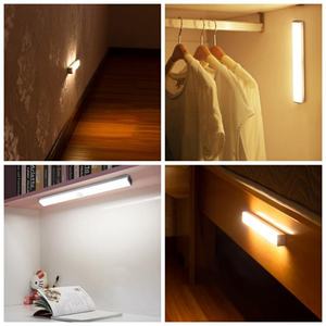 Luz LED inalámbrica magnética ajustable con sensor de movimiento para armarios y escaleras interiores, barra de luz para muebles - Product Image 4