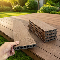 Planche de terrasse WPC à grain de bois 3D en relief RTS004 pour usage en génie civil, 25x140x300mm en stock.