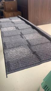 Matériau de construction Feuille de toiture métallique Conception de villa Tuile métallique revêtue de pierre Type <span class=keywords><strong>plat</strong></span> Toiture au Nigeria - Product Image 5