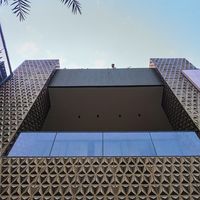 Façade paramétrique emblématique d'un salon de bijouterie, panneau de façade extérieur en aluminium, formes de diamant