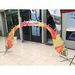 Supports d'affichage extérieurs avec portails individuels en fer et polyester pour accessoires de présentation de drones de course FPV en vente - Product Image 4
