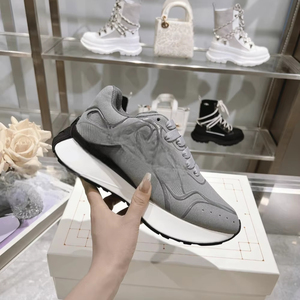 รองเท้าวิ่ง Alexander Breathable Mesh Upper Retro Chunky Sole รุ่น Mc. รองเท้าผ้าใบแบบมีรูระบายอากาศบริเวณหัวรองเท้า สำหรับผู้ชายและผู้หญิง สวมใส่ได้ทุกวัน รุ่นควีน - Product Image 1