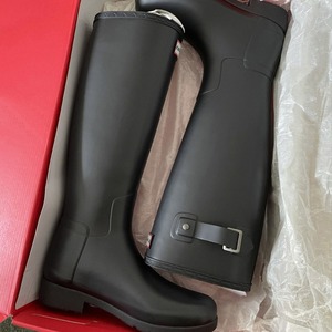 Botas de lluvia para mujer de nuevo diseño, impermeables, hasta la rodilla, con hebilla ajustable para el uso diario y estilo urbano. - Product Image 3