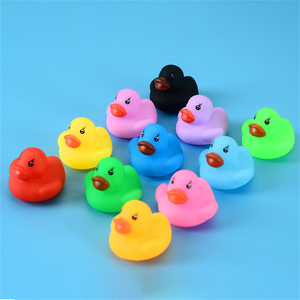 ของเล่นเป็ดยางลอยน้ำหลากสีรุ้ง ขนาดเล็ก สีเขียว สีฟ้า เป็นมิตรกับสิ่งแวดล้อม พิมพ์โลโก้ตามสั่ง ขายส่งจำนวนมาก - Product Image 2