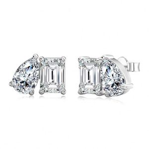 Boucles d'oreilles clous Dylam Sparkle en argent sterling 925 avec double pierre Moissanite D VVS1 – Fournisseur et fabricant de bijoux - Product Image 1