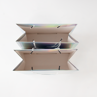 Sac fourre-tout en papier avec surface laser scintillante et poignée personnalisée, sacs en papier de luxe personnalisés pour boutique de mode