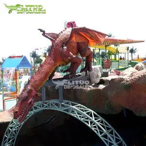Модель летающего роботизированного дракона в тематическом парке