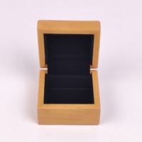 Boîte à bagues carrée en bois avec doublure en velours, logo personnalisé, couvercle à charnière, boîte de rangement pour bijoux pour demande en mariage et emballage de bijoux en détail