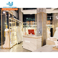 Décoration de boutique de robes de mariée romantiques, mobilier de boutique de robes sur mesure en or, design d'intérieur de boutique de mariée de luxe