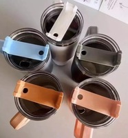 Vente en gros de tasse de voyage en acier inoxydable à double paroi de 40 oz gobelet avec logo personnalisé avec couvercles gobelets cadeaux en métal au design minimaliste