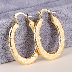 Orecchini a polsino a forma di U da donna, gioielli alla moda con texture intagliata minimalista, accessorio elegante per l'uso quotidiano - Product Image 5