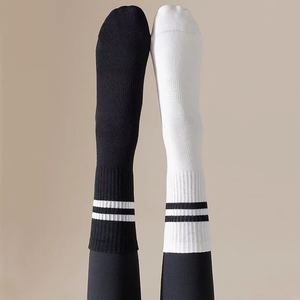 Chaussettes de Pilates mi-mollet JZVINA pour femmes, antidérapantes, respirantes, anti-transpiration, motif léopard, pour yoga, barre, fitness, sans coutures, usage quotidien - Product Image 4