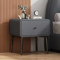 Table de chevet moderne italienne de luxe en bois massif avec cadre en cuir PU, chargeur sans fil intelligent, deux tiroirs, pieds en métal pour chambre à coucher