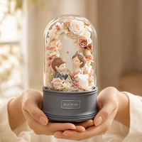 Boîte à musique rotative de luxe avec fleur préservée sous cloche en verre, figurine de couple de mariage, rose éternelle, cadeau de Saint-Valentin et d'anniversaire, vente en gros