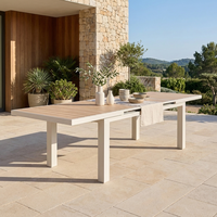 Table de repas extensible d'extérieur avec lattes en bois à effet grain de bois et cadre thermolaqué pour jardin