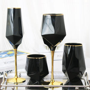 Conjunto de Taças de Vinho Geométricas Luxuosas em Preto com Pé Dourado em Forma de Diamante para Casamento e Festas - Product Image 1