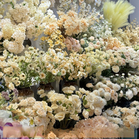 Nouvelles fleurs artificielles colorées pour mariage |   Hydrangeas et roses artificielles en plastique pour allée de mariage intérieure, fleurs douces et réalistes