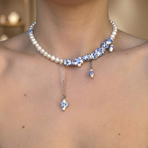 Collier ras du cou bleu et blanc à fleurs perlées avec perles et chaîne pour fête et mariage - Product Image 1